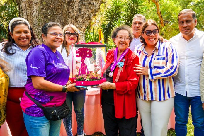Alcaldesa Ana González y pueblo de Naguanagua entregaron reconocimiento especial y la Orden “Heroínas de la Revolución” a la diputada María León (1) Diputada María León