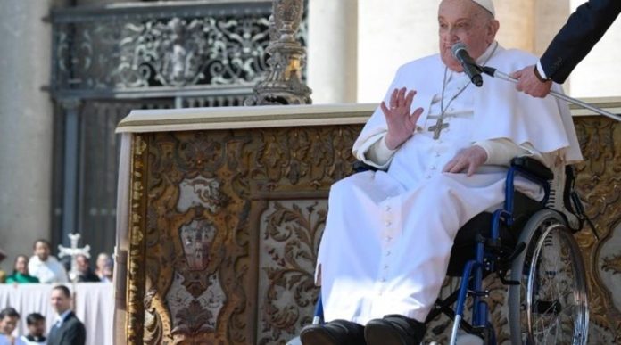 Papa Francisco apareció por sorpresa en misa jubilar