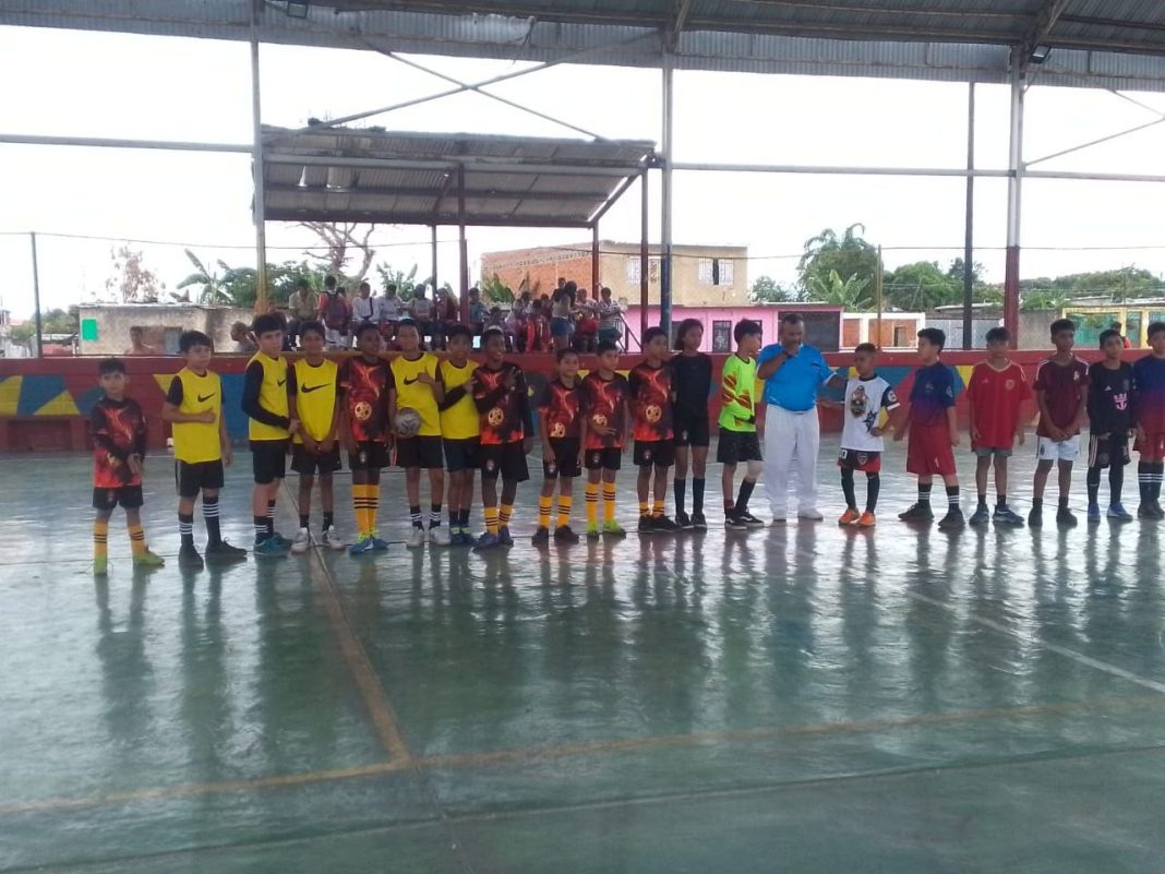 photo_5168385364665152016_y futsala