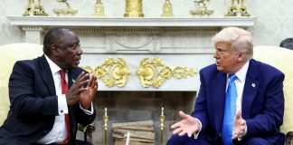 Trump embosca al presidente sudafricano con falsas acusaciones sobre el racismo antiblanco