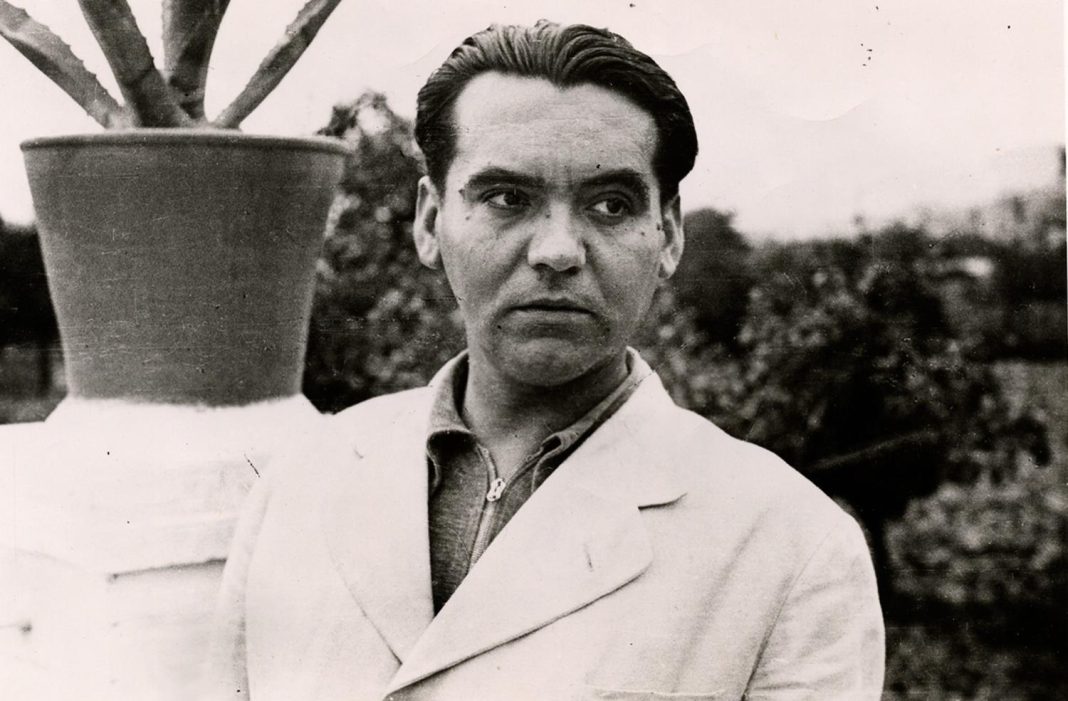 Federico García Lorca en la Huerta de San Vicente. Foto Fundación FGL