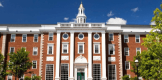 Jueza bloquea temporalmente revocación de permiso para matricular extranjeros en Harvard