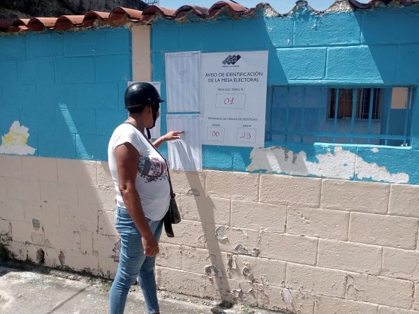 Listados de electores según el terminal de la cédula de identidad, están publicados en la entrada de los centros de votación para facilitar el proceso.