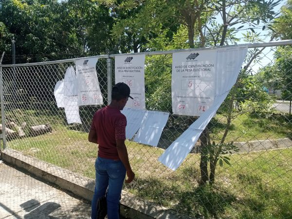 Votante de la Escuela Básica Bolivariana de Los Cerritos, municipio Los Guayos.