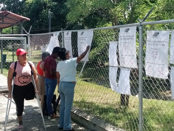 Ciudadanos cumplen con su compromiso con la democracia, sin importar dolencias ni discapacidades. Venezuela decide.