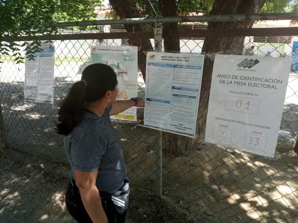 Todos los centros de votación tienen a la vista de los electores, el instructivo de votación y herradura electoral.