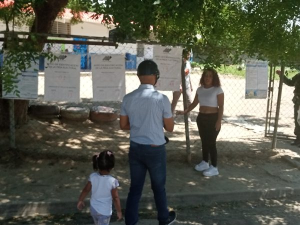 Guayenses salen a votar en familia.