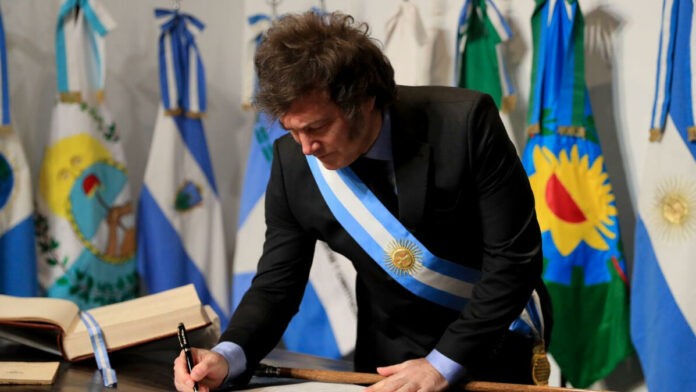 MILEI-MIGRANTES-e1747262711683-696x392