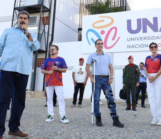 Maduro convoca a gobernadores electos este 25-M al Taller Estratégico Comunal en la UNACOM Maduro convoca a gobernadores electos este 25-M al Taller Estratégico Comunal en la UNACOM
