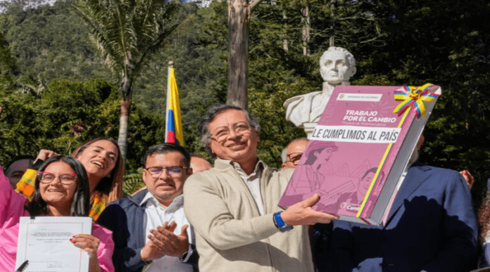 Gustavo Petro convierte Reforma Laboral en ley de la República de Colombia