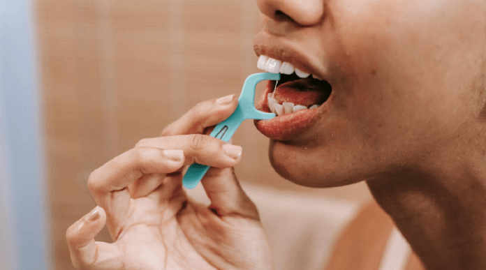 Científicos desarrollan hilo dental inteligente que monitorea los niveles de estrés Científicos desarrollan hilo dental inteligente que monitorea los niveles de estrés