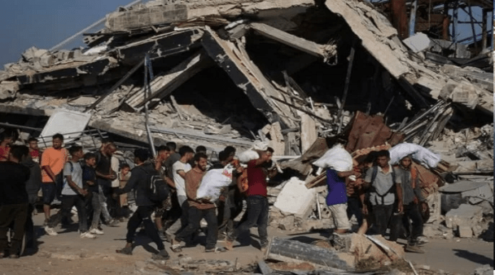 Militares israelíes bombardean mercados, campamentos y centros de ayuda en Gaza Militares israelíes bombardean mercados, campamentos y centros de ayuda en Gaza