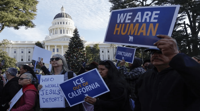Trump multará a quienes incumplan orden de deportacióncon Trump multará a quienes incumplan orden de deportacióncon
