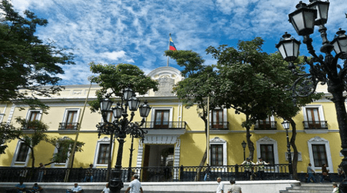 Venezuela extiende condolencias a la India por accidente aéreo que dejó 242 fallecidos