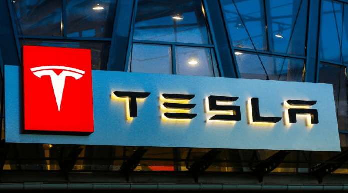 Tesla se desploma un 14 % tras polémica entre Elon Musk y Donald Trump