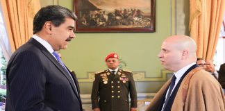 Los nuevos embajadores de Argelia, Haití e Irán presentaron este lunes sus Cartas Credenciales ante el presidente constitucional de la República Bolivariana de Venezuela, Nicolás Maduro Moros. Desde el Palacio de Miraflores, los ilustres diplomáticos presentaron sus respetos ante el jefe de Estado venezolano y ratificaron sus deseos de trabajar de manera coordinada y efectiva con el Gobierno bolivariano. En primer lugar, llegó el embajador designado de la República Argelina Democrática y Popular, Farouk Benmokhtar. Posteriormente, acudió al palacio presidencial el alto diplomático de la República de Haití, Jean Mary Vaval. Más tarde, el embajador de la República Islámica de Irán, Alí Chegini, acudió también para dar el saludo y abrazo al mandatario nacional. Todos los altos representantes agradecieron el contacto personal con el presidente constitucional para iniciar sus funciones diplomáticas en el país. Entre estas naciones y Venezuela, existen sólidos vínculos de amistad, respeto y cooperación mutua, que se han fortalecido en los últimos años, bajo la premisa de la Diplomacia Bolivariana de Paz y en la construcción del mundo multicéntrico pluripolar. Las altas autoridades y sus delegaciones conversaron con el presidente Maduro sobre los diversos acuerdos que se desarrollan entre los gobiernos para beneficio de los pueblos. Los encuentros diplomáticos se efectuaron en el Salón Sol del Perú, del palacio presidencial, en Caracas, luego de la bienvenida formal ofrecida por el canciller Yván Gil y recibir los honores correspondientes por la agrupación de parada y de la Banda Marcial de la Guardia de Honor Presidencial.