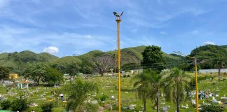 Valencianos visitan el cementerio