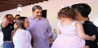 Pdte. Maduro reunifica a Maikelys Espinoza con su padre y madre