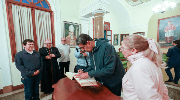 Asimismo, expresó su agradecimiento al cardenal de San Salvador, quien se pronunció ayer a favor de los 252 muchachos secuestrados «hay que darle las gracias de mi parte porque lo que está haciendo». «Necesitamos también ayuda para los niños, son 31 niños separados de su familia”, resaltó el jefe de Estado.
También, el mandatario nacional visitó el Museo Arquidiocesano Antonio Ramón Silva García, instancia que fue fundada en 1911 por el obispo Antonio Ramón Silva, con el propósito de albergar las piezas de arte religioso, cuenta con tres salas con objetos como campanas de los siglos XIX, elaborada en el año 909.
El pasado 10 de julio, ante la falta de información sobre los 252 migrantes venezolanos deportados desde Estados Unidos hacia El Salvador, el cardenal Gregorio Rosa Chávez solicitó en la iglesia San Francisco de San Salvador que el presidente Nayib Bukele proporcione información sobre estas personas, quienes llevan al menos cuatro meses incomunicados.