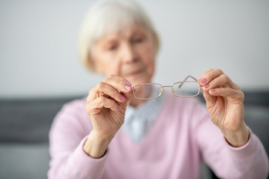 Irán desarrolla lentes para tratar el alzhéimer