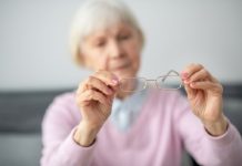 Irán desarrolla lentes para tratar el alzhéimer