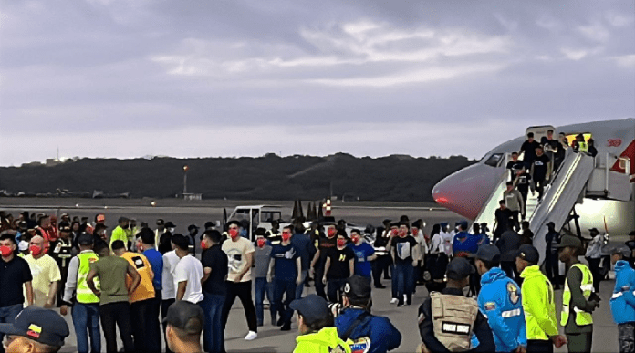 Llegan al país venezolanos secuestrados en El Salvador y rescatados por Maduro