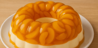 gelatina de durazno rellena de queso crema