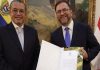 Embajador de Indonesia entrega Copias de Estilo al canciller Yván Gil