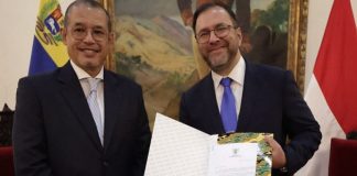 Embajador de Indonesia entrega Copias de Estilo al canciller Yván Gil