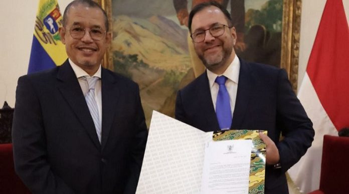 indonesia-yvan-gil Embajador de Indonesia entrega Copias de Estilo al canciller Yván Gil