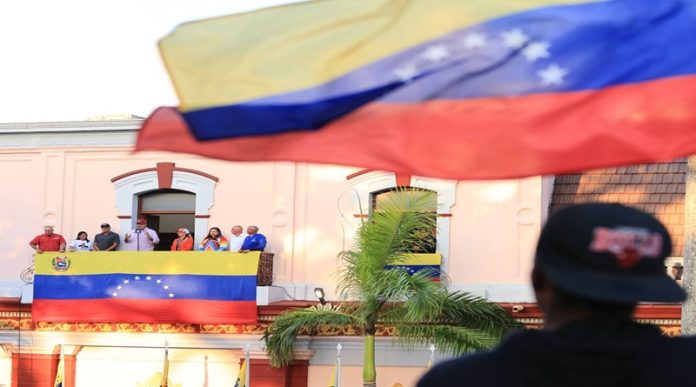 maduro-balcon-portada Maduro a periodistas internacionales tras victoria electoral