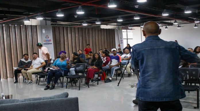 Movimientos Sociales y afrodescendientes debaten sobre rol de la Comuna Movimientos Sociales y afrodescendientes debaten sobre rol de la Comuna