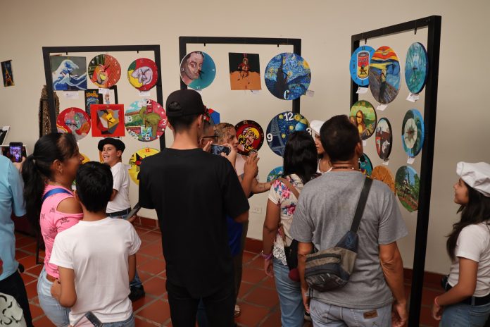 Exposición Bajo el Mismo Cielo