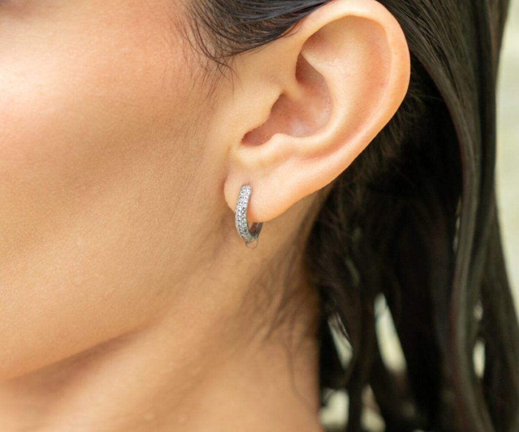 desnuda sin zarcillos