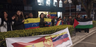 Bolivianos protestan en embajada de EE.UU.