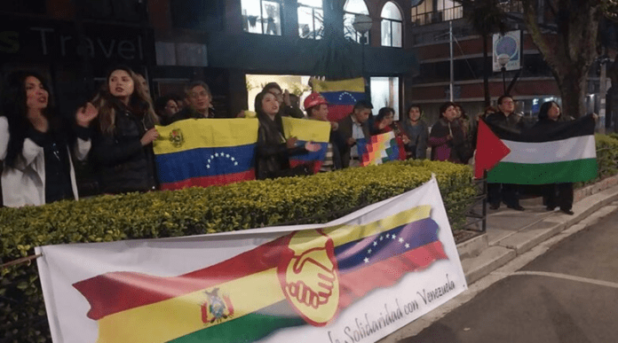 Bolivianos protestan en embajada de EE.UU.