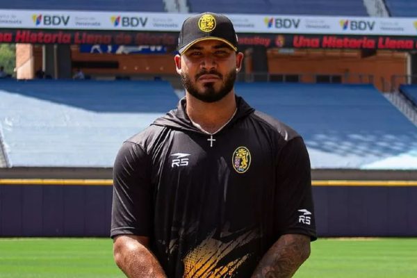 GRANDES LIGAS LUIS CURVERO DEBUTÔ CON LOS RANGERS DE TEXAS