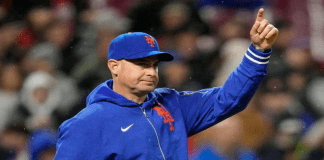 Venezolano Carlos Mendoza seguirá al frente de los Mets en el 2026