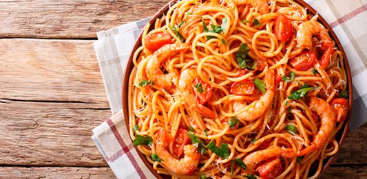 Espagueti rojo con camarones