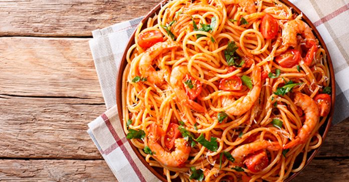 Espagueti rojo con camarones