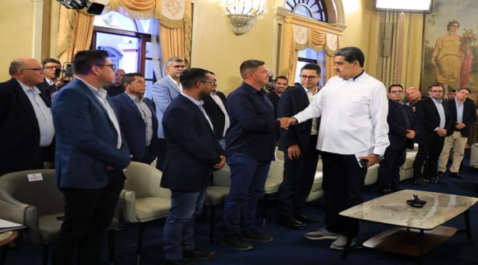 Jefe de Estado sostiene reunión con alcaldes de oposición democrática