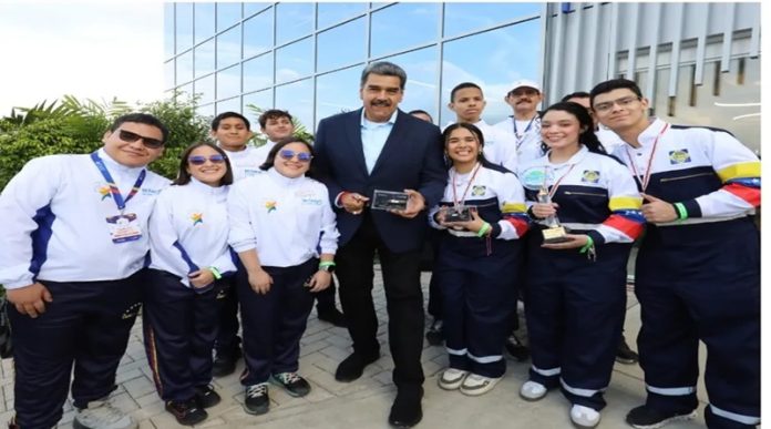 Comunidad científica venezolana se mantiene firme junto al presidente Maduro Comunidad científica venezolana se mantiene firme junto al presidente Maduro