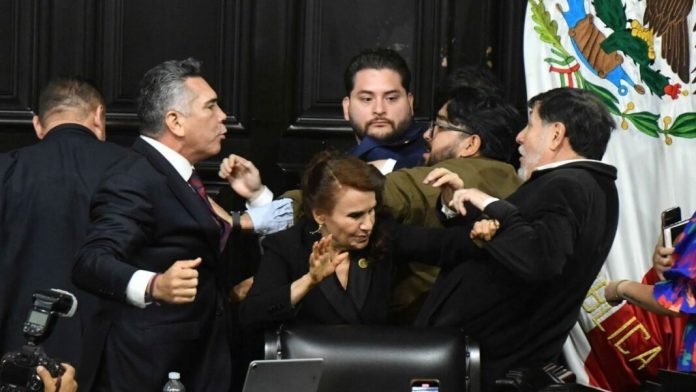 Dos senadores del Congreso de México