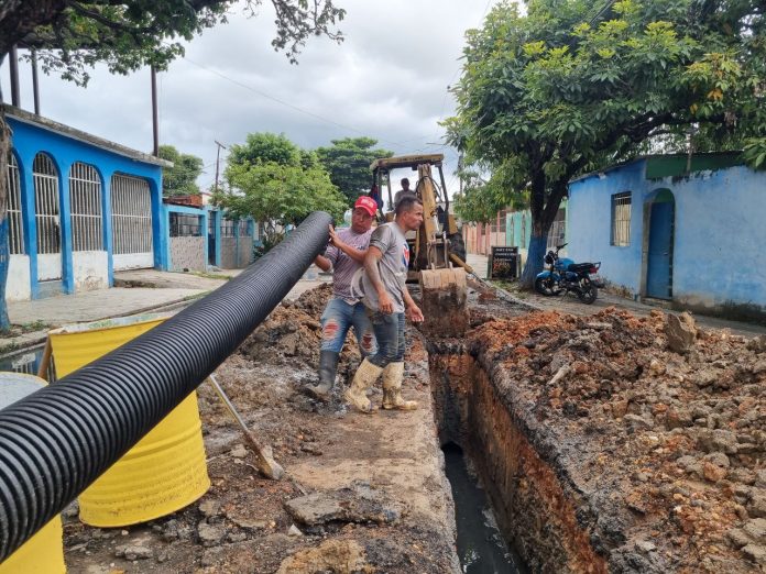 04.09.2025 Alcaldesa Mervelis Moreno de Burgos instaló tuberías en Las Agüitas (6) aguas servidas