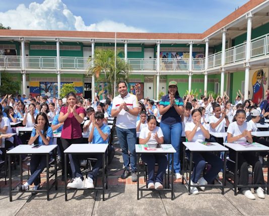 San Joaquín: Entregan nuevos mobiliarios escolares al Liceo Hilda Núñez de Henríquez Mobiliarios escolares