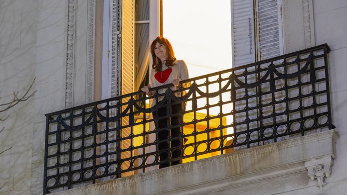 Cristina Fernández de Kirchner saludó a los miles de peronistas desde su balcón