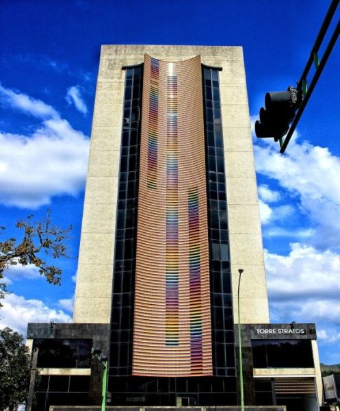 Carlos-Cruz-Diez-obra-edificio