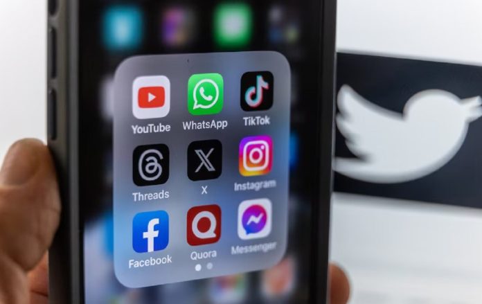 Nepal bloquea redes sociales