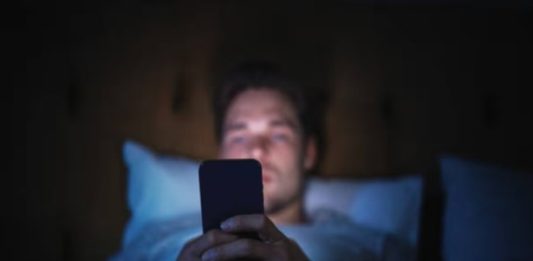 Uso del celular en la oscuridad