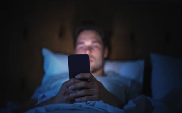 Uso del celular en la oscuridad Uso del celular en la oscuridad